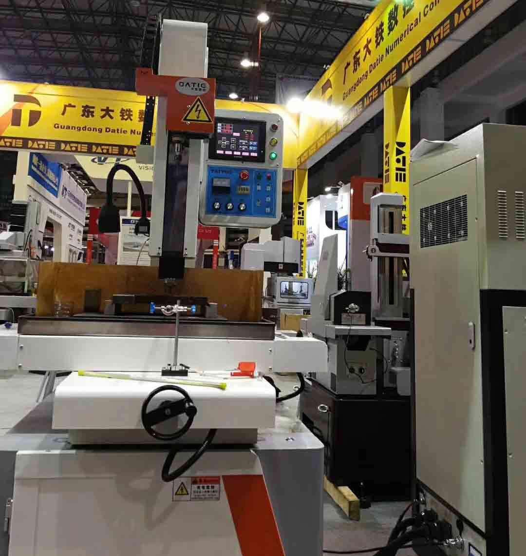 廣東大鐵東莞模具制造機(jī)械展現(xiàn)場穿孔機(jī)照片
